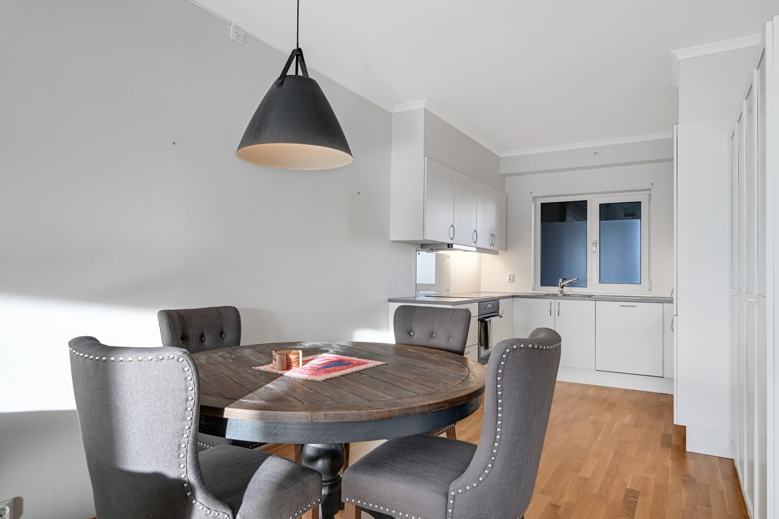 Mellom sofagruppen og kjøkkenet er det god plass til spisebord. Galleribilde