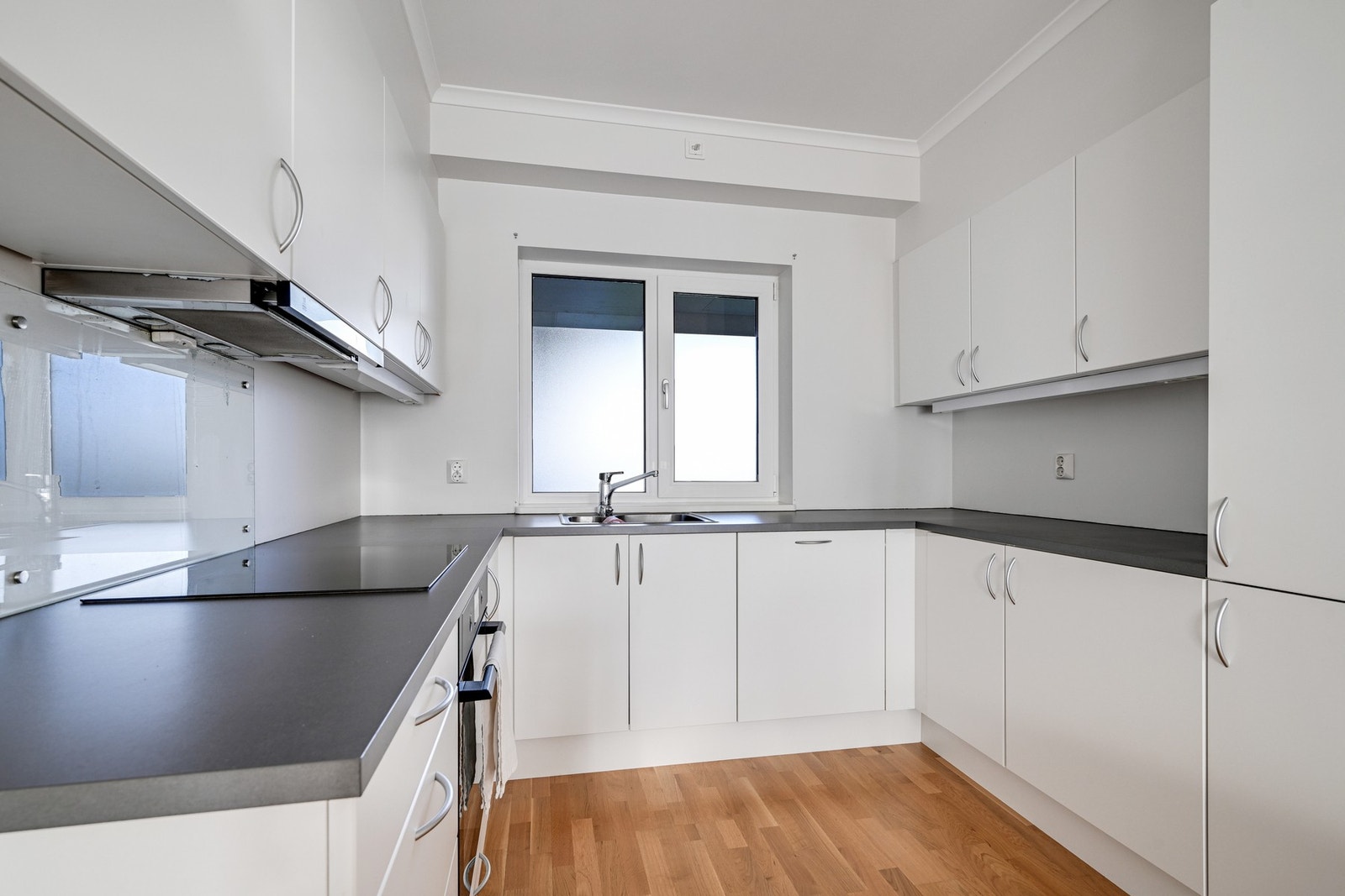 Godt planløst kjøkken med godt med skap og benkeplass. Galleribilde