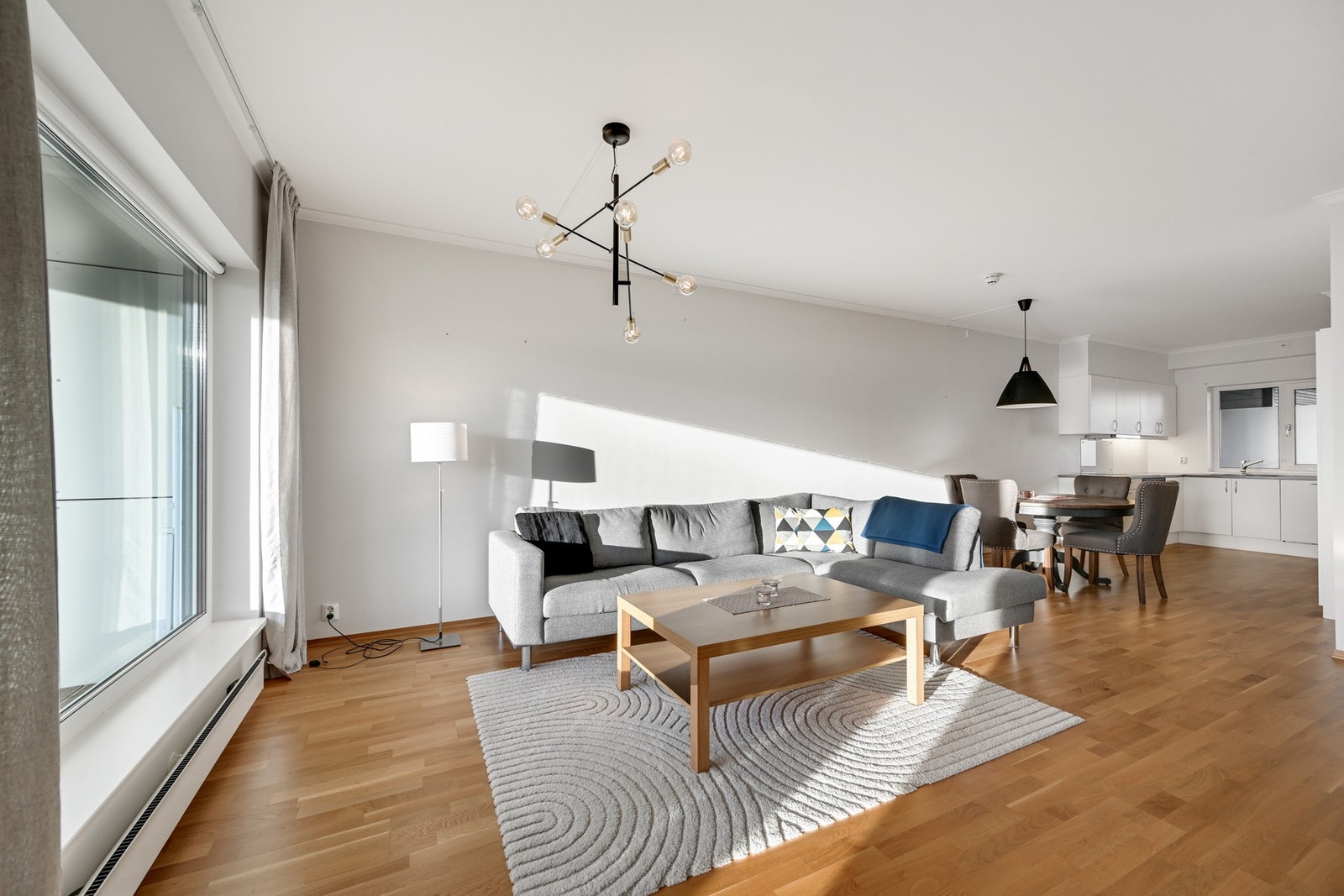 Leiligheten holder en god standard og har parkett på gulv og malte, slette vegger. Galleribilde