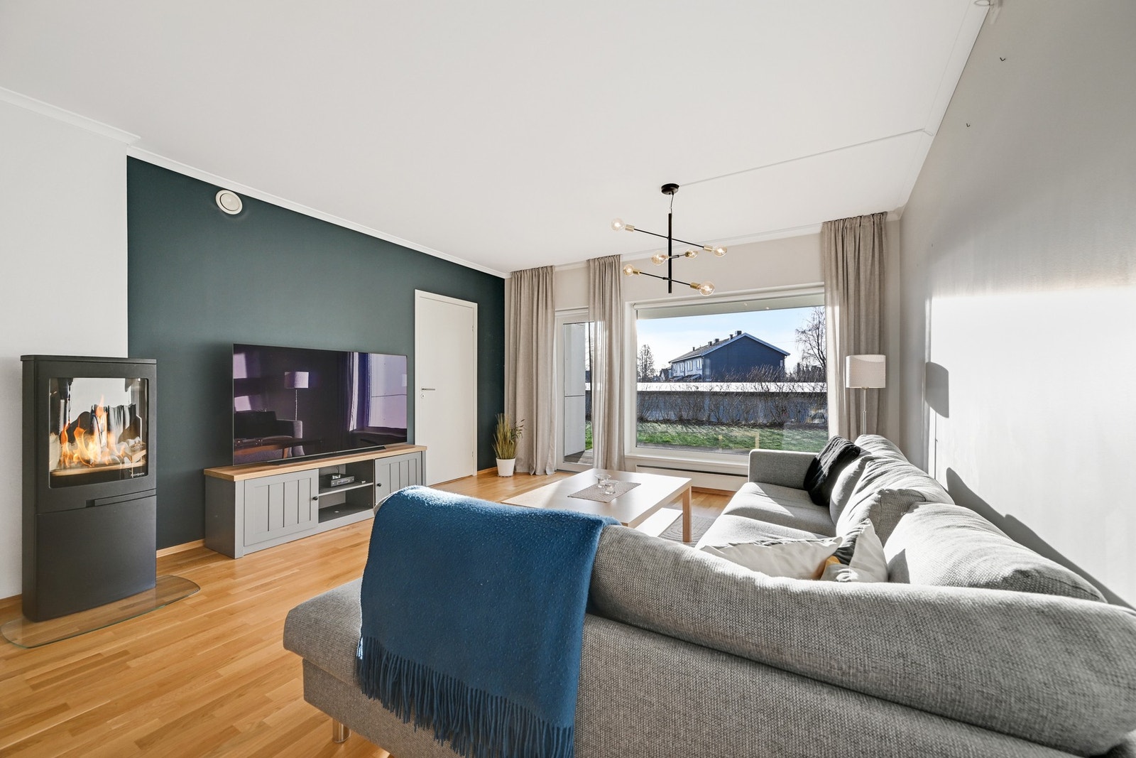 Dette er en lys og gjennomgående selveierleilighet beliggende i 1. etasje i hyggelig sameie Galleribilde