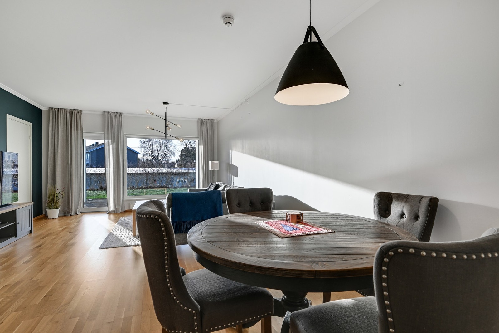 Kjøkken og stue ligger i en praktisk åpen løsning Galleribilde