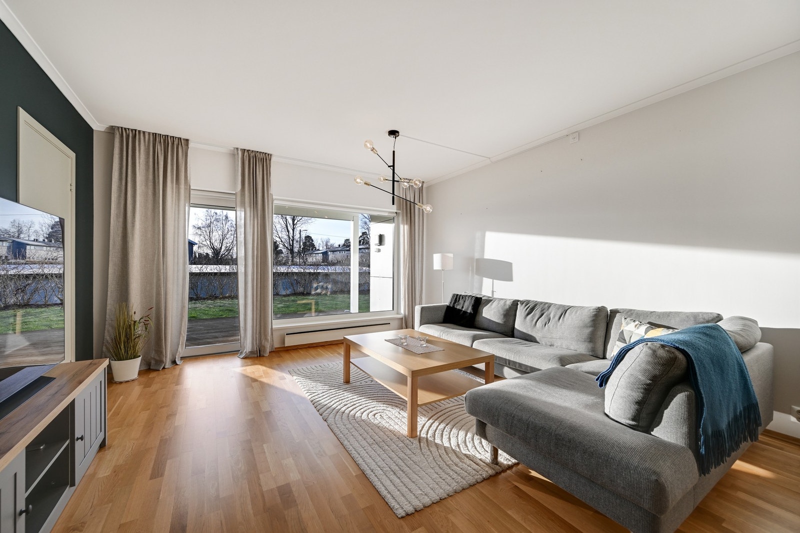 Leiligheten har en fin planløsning med stue og kjøkken i åpen løsning. Galleribilde