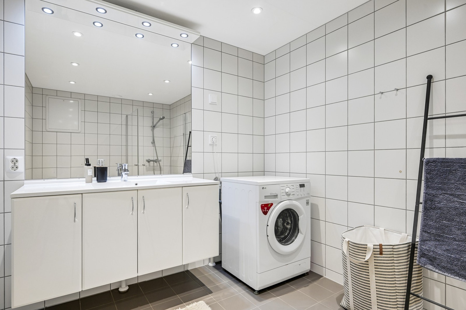 Badet har opplegg for vaskemaskin, vegghengt WC og dusjnisje. Galleribilde