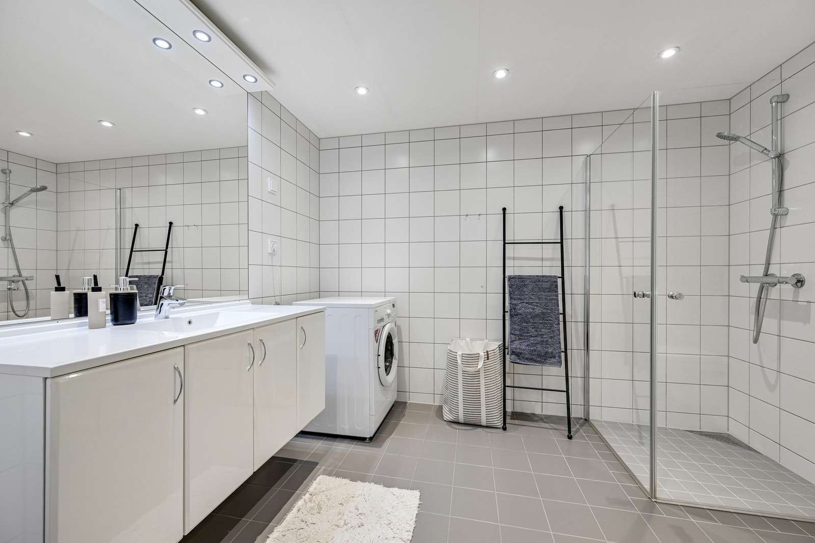 Leiligheten har et romslig, helfliset bad. Det er varmekabler i gulv og spotter i himling. Galleribilde