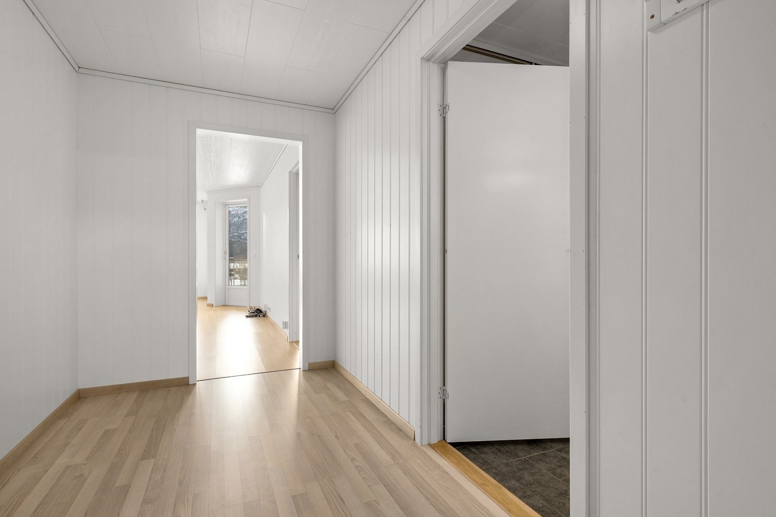 Entre mot stue. Galleribilde