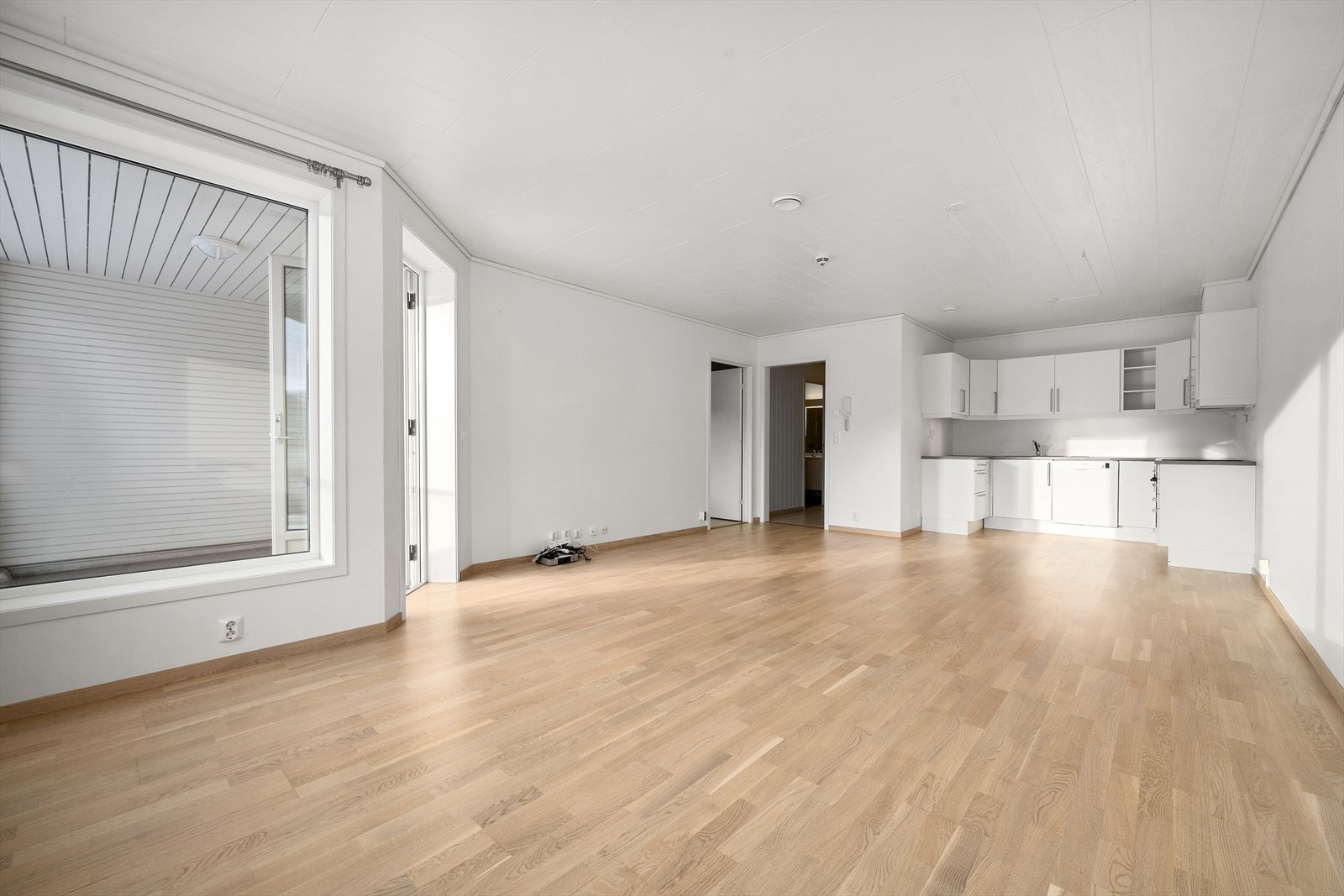 Det er god plass til både spisebord og sittegruppe i stue Galleribilde