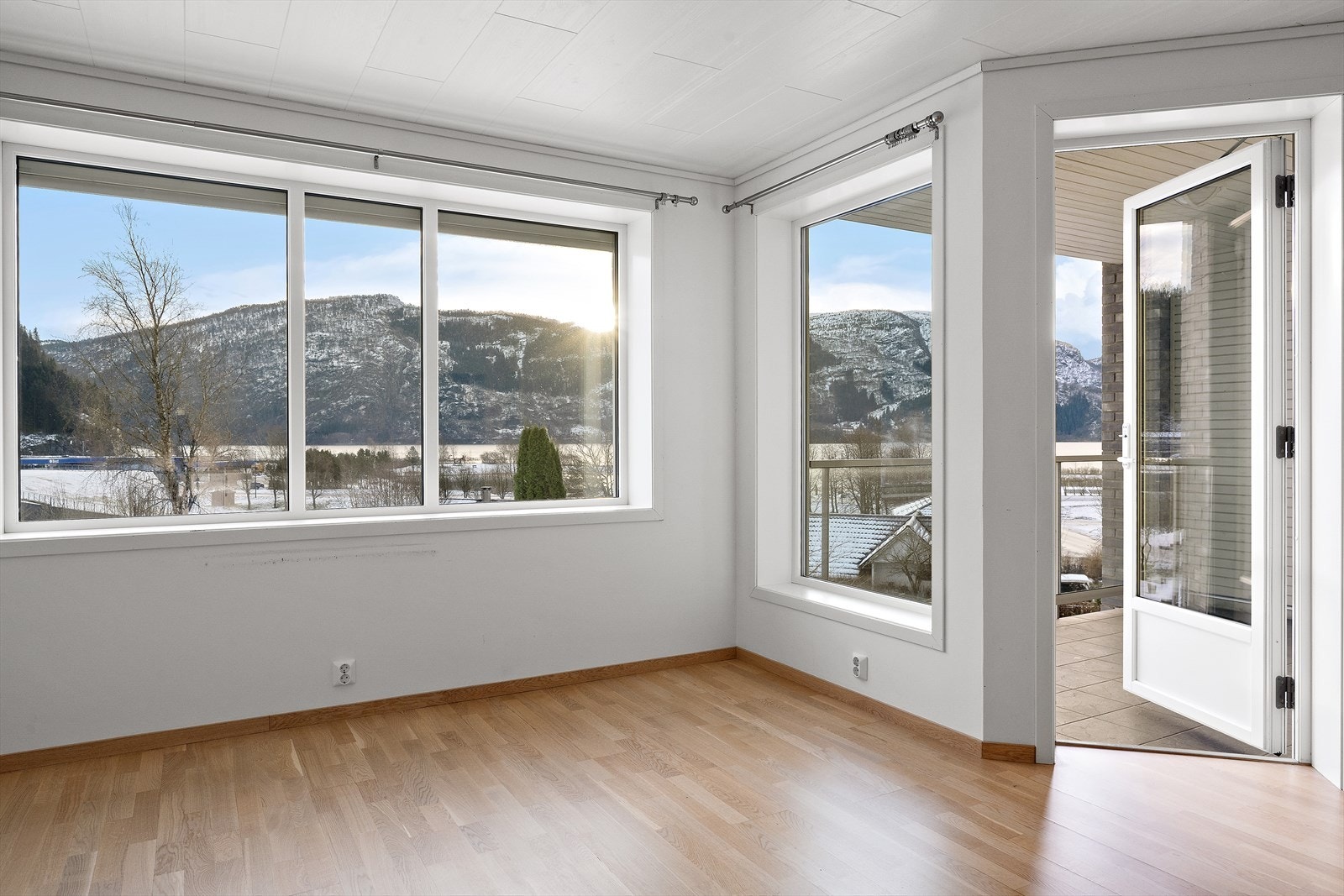 Fra stue er det fin utsikt mot fjorden og Sanden Galleribilde