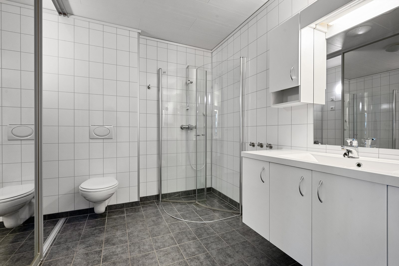 Romslig bad/wc/vaskerom Galleribilde