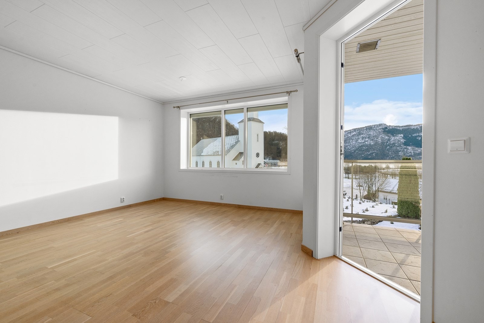 Fra stue er det utgang til overbygget altan. Galleribilde