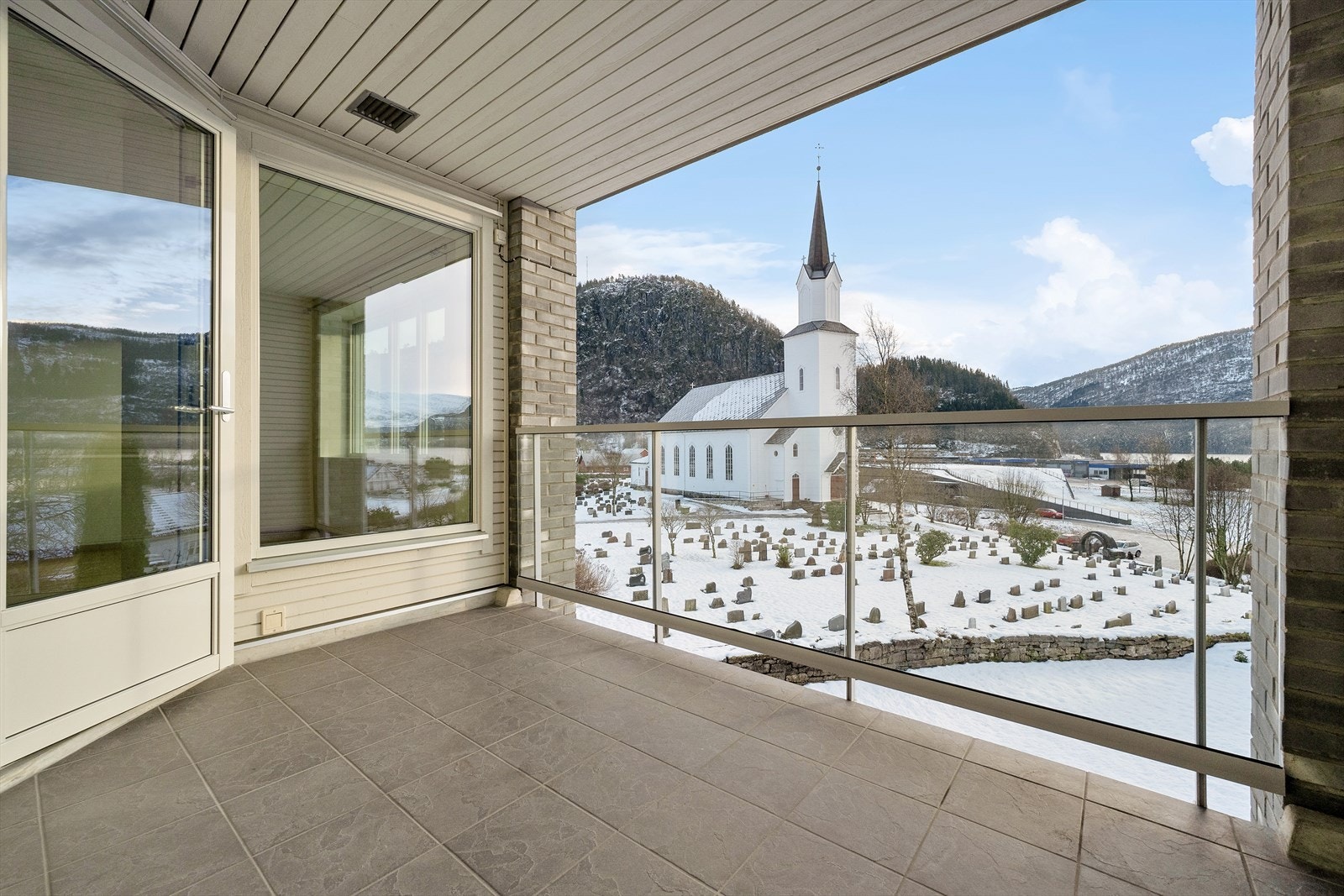 Overbygget altan med dekke av flis. Galleribilde