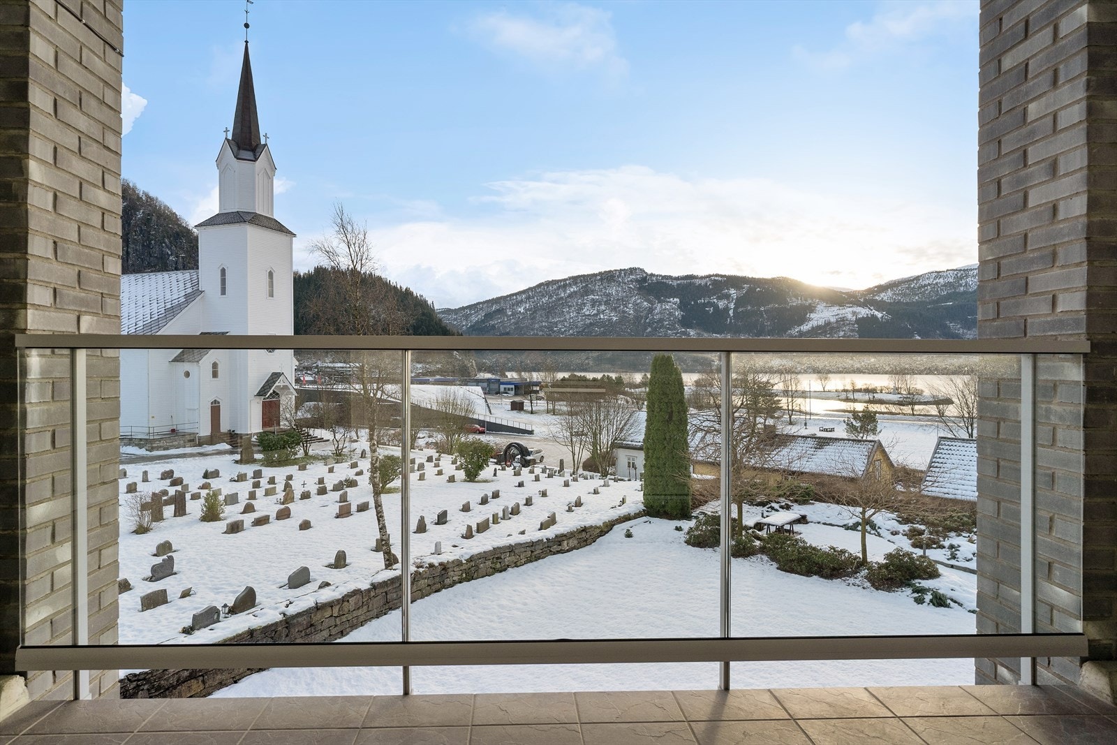 Overbygget altan med rekkverk i glass og stål Galleribilde