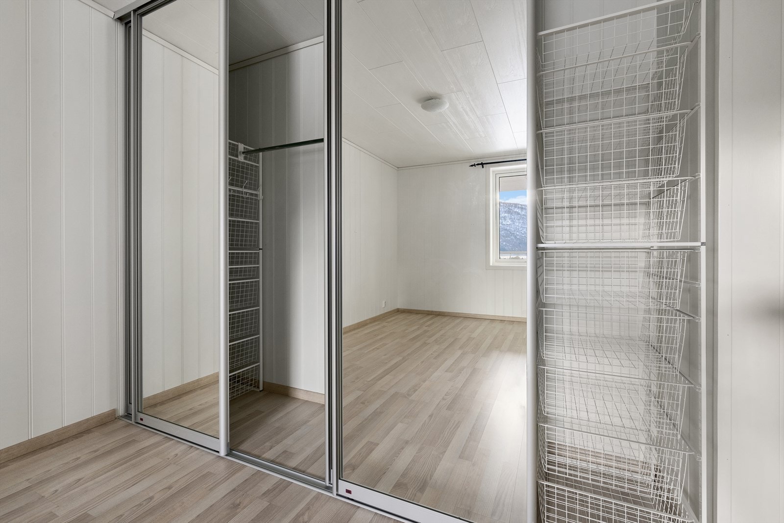 Løs innredning i skyvedørsgarderobe medfølger i salget. Galleribilde