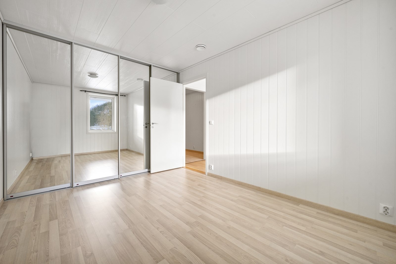 Skyvedørsgarderobe med speilfronter på hele kortveggen Galleribilde