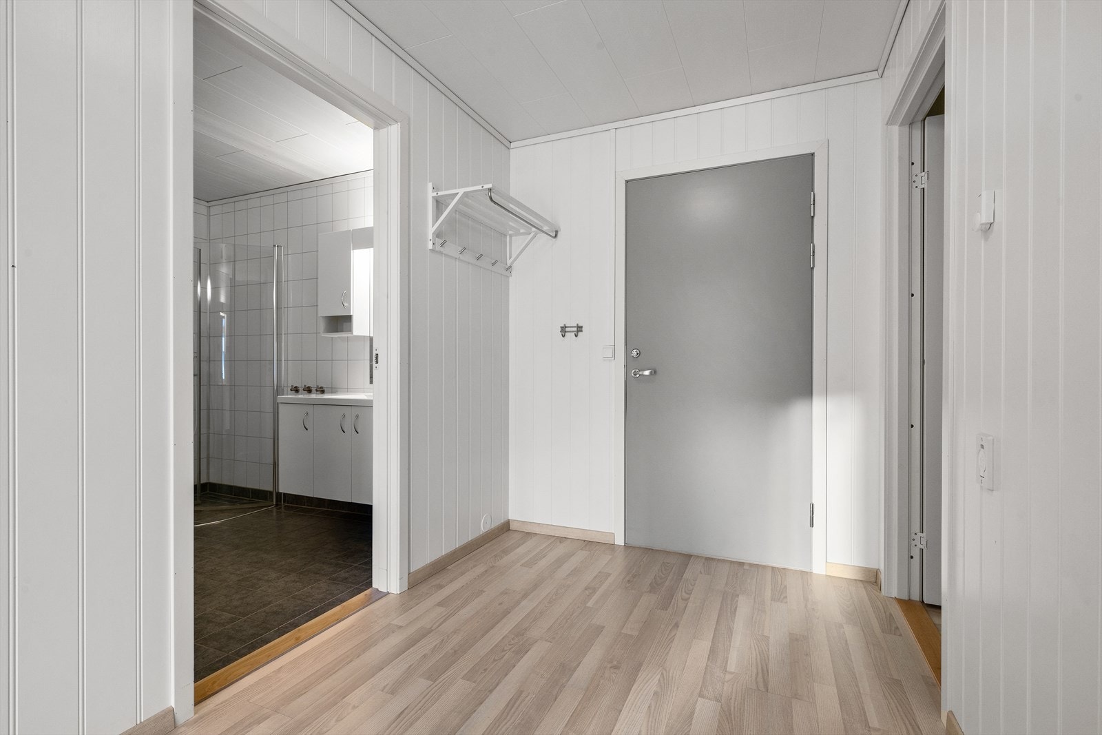 Entre med plass til garderobeløsning Galleribilde