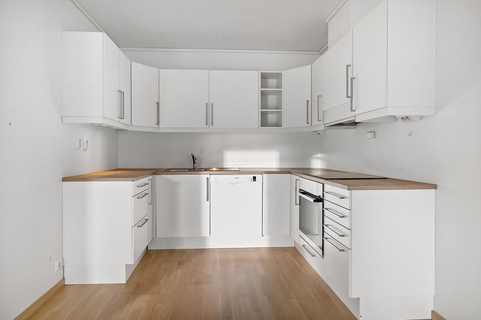 Kjøkkeninnredning med slette hvite fronter. Galleribilde