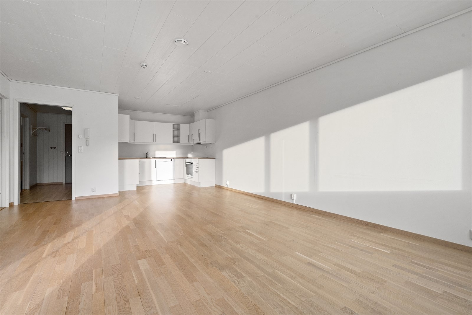 Det er åpen løsning mellom stue og kjøkken. Galleribilde