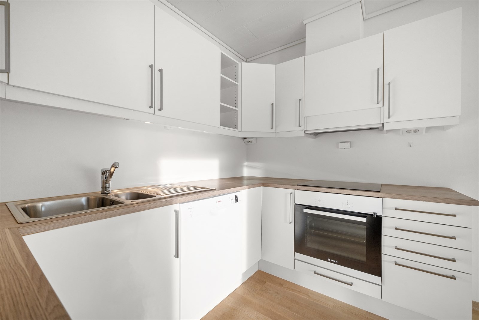 Integrert koketopp og komfyr medfølger i salget. Galleribilde