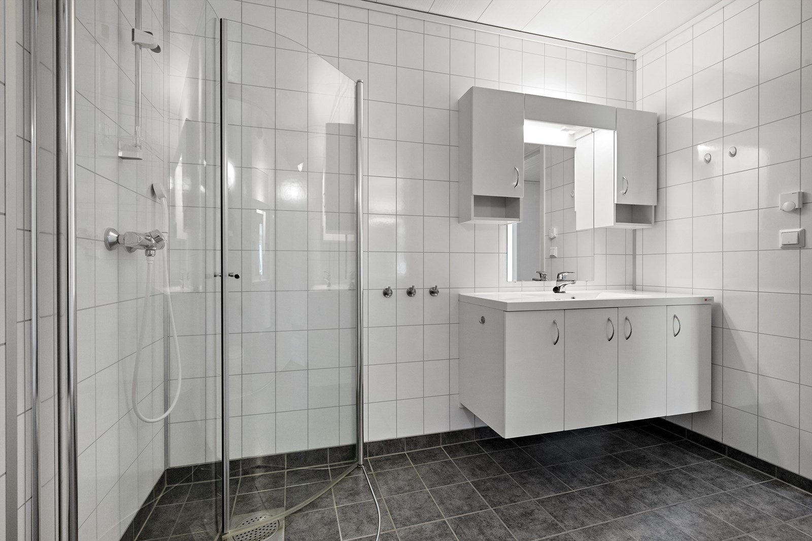 Innfellbare dusjvegger i badet Galleribilde