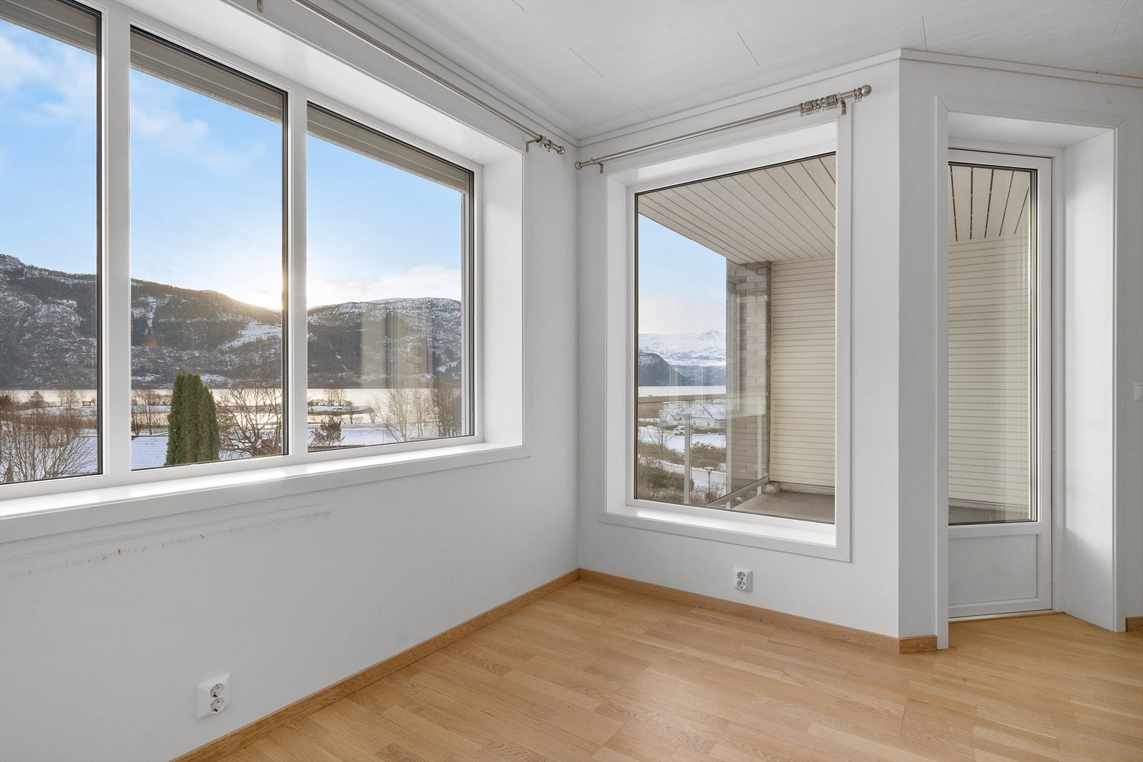 Fin utsikt fra stue og altan. Galleribilde