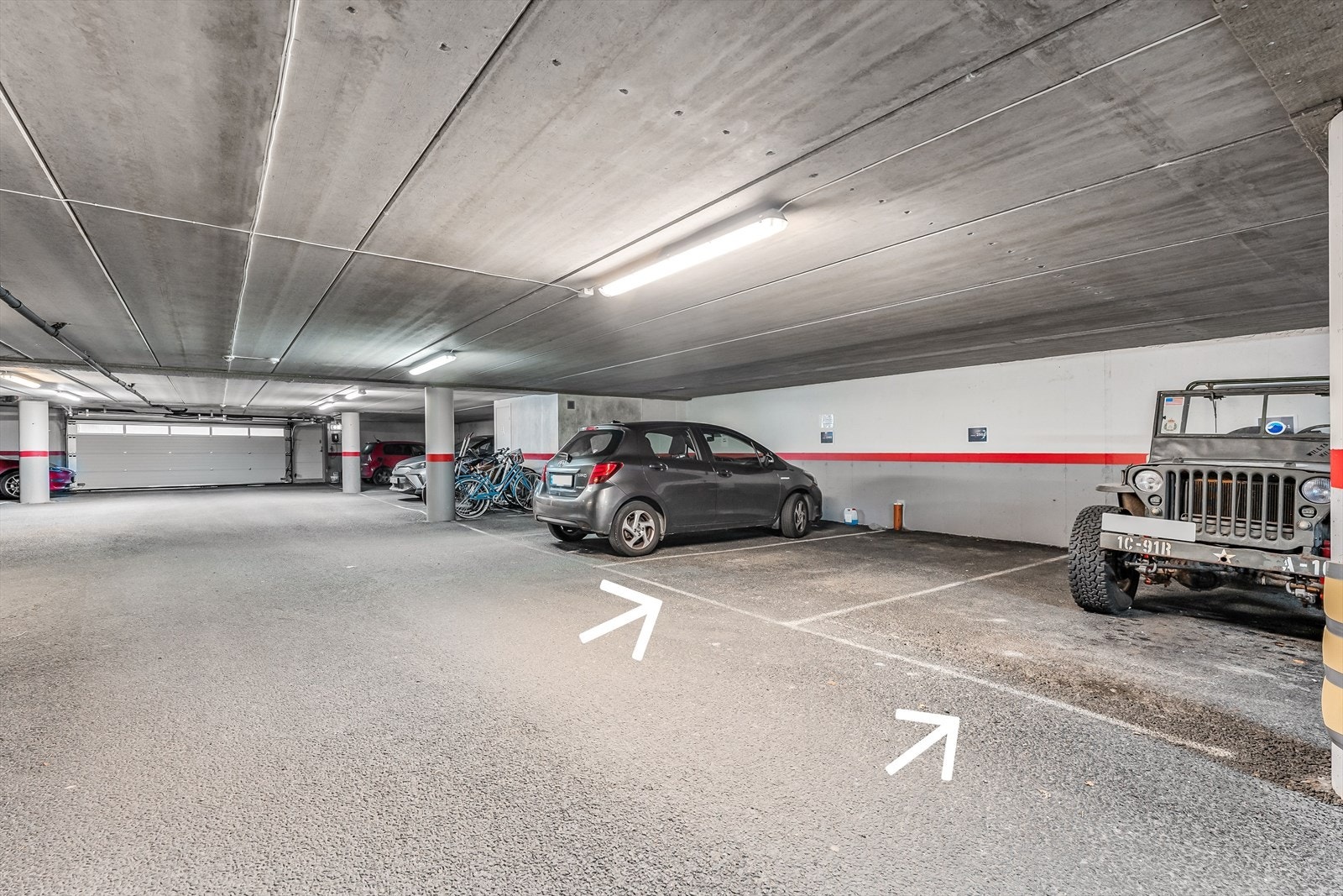 2 stk. merkede parkeringsplasser i kjeller Galleribilde