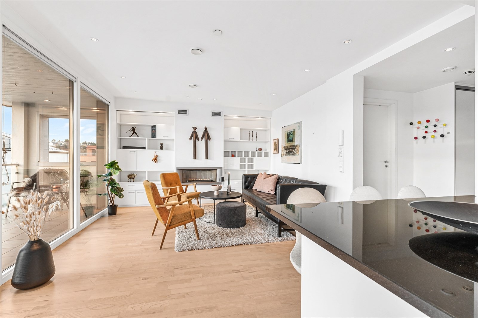 Leiligheten har utpreget bruk av downlights Galleribilde