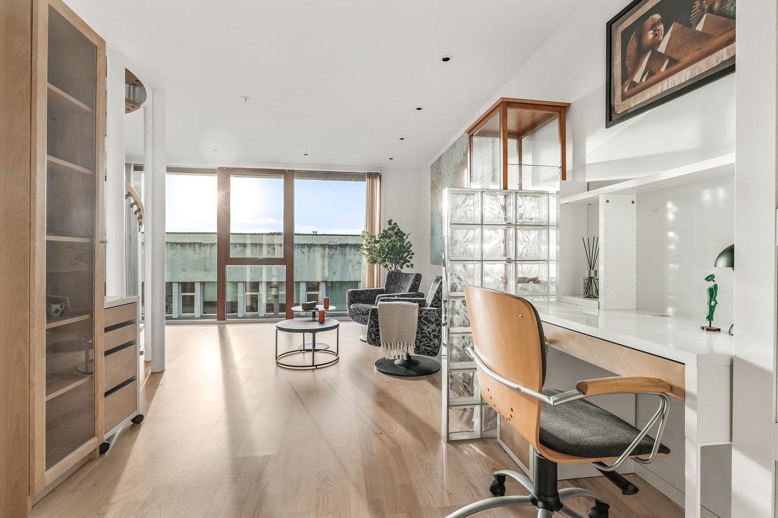 3. etasje er en perfekt avdeling når man har gjester el. er flere i husstanden- her er alt foruten kjøkken Galleribilde