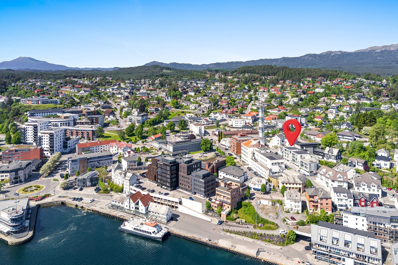 Her har du nærhet til alle fasiliteter som Leirvik sentrum har å by på Galleribilde