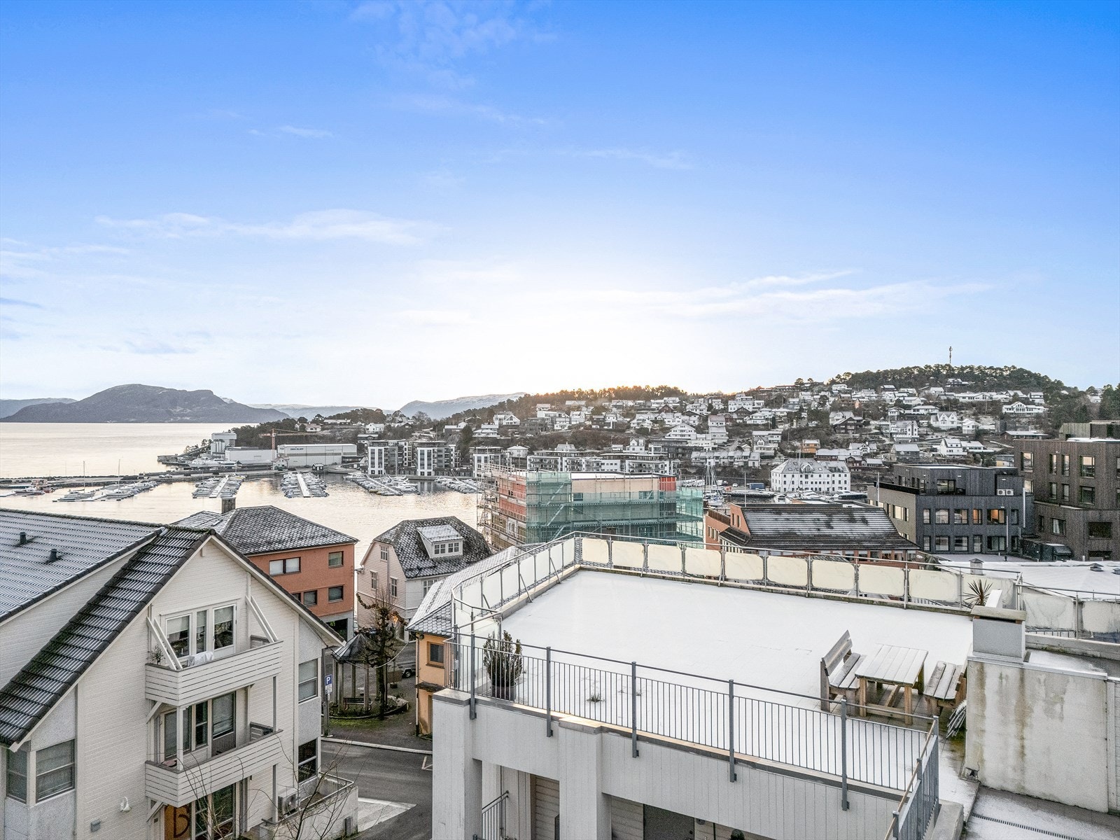 Stor, felles takterrasse her solen kan nytes igjennom hele dagen Galleribilde