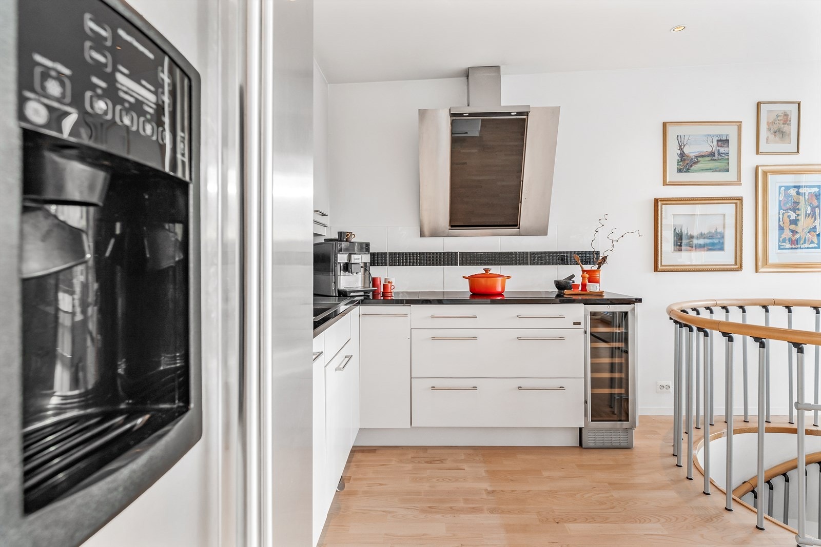 Kjøl-/fryseskap m/isbitmaskin og vinskap inkl. i salget Galleribilde