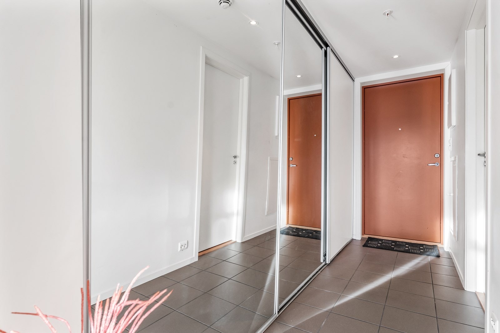 Inngangsparti 3. etasje m/skyvedørsgarderobe i speil Galleribilde