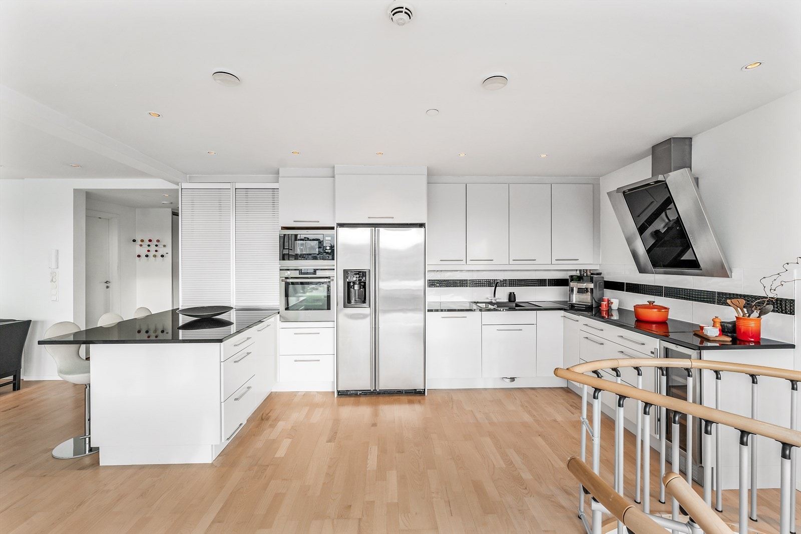 Fliser lagt på vegg over benkeplate i stein Galleribilde