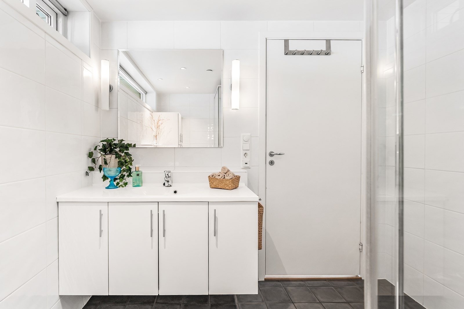 Heldekkende vask med god lagringsplass i skap Galleribilde