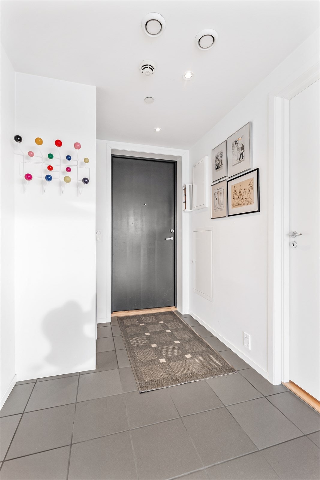 Flislagt gang med varme i gulv + garderobeløsning Galleribilde