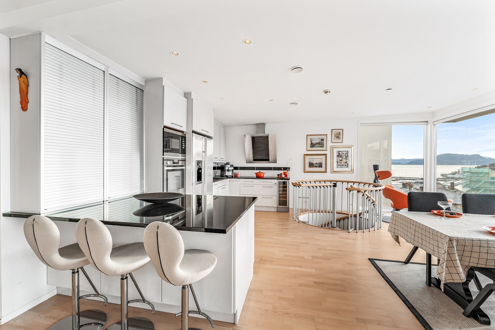 Sjalusiskap ved kjøkkenøy med god lagringsplass til "ting og tang" Galleribilde