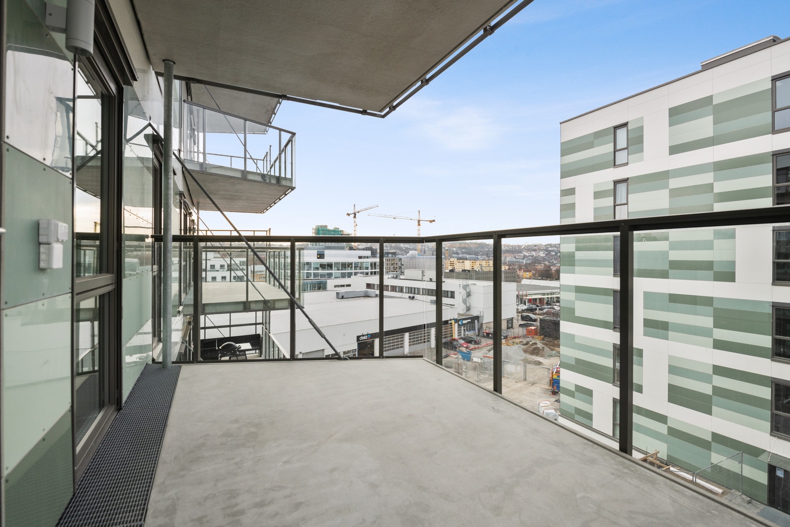 Stor balkong med plass for utemøbler. Galleribilde