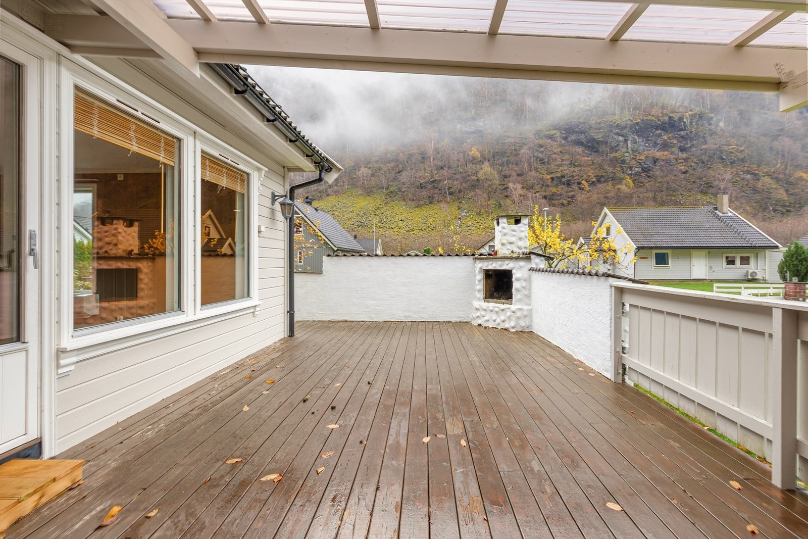 Romsleg terrasse som gir plass til fleire sittegrupper og grill. Galleribilde