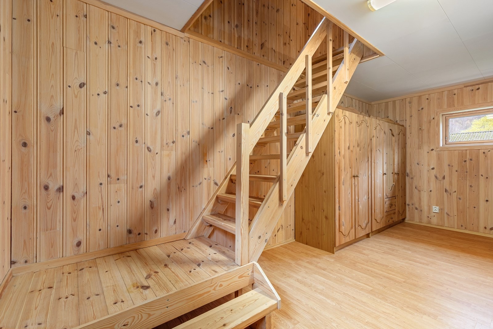 Trappetilkomst til loft med god oppbevaringsplass. Galleribilde