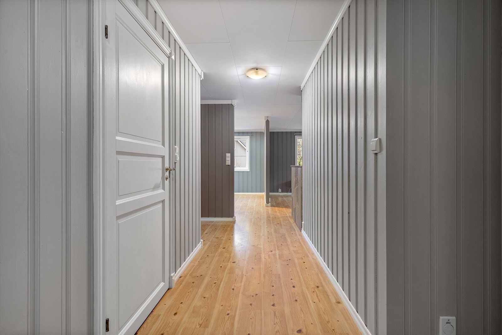 I 1. Etasje finn du gang, vindfang, stove, kjøkken, soverom, bad og bod. Galleribilde