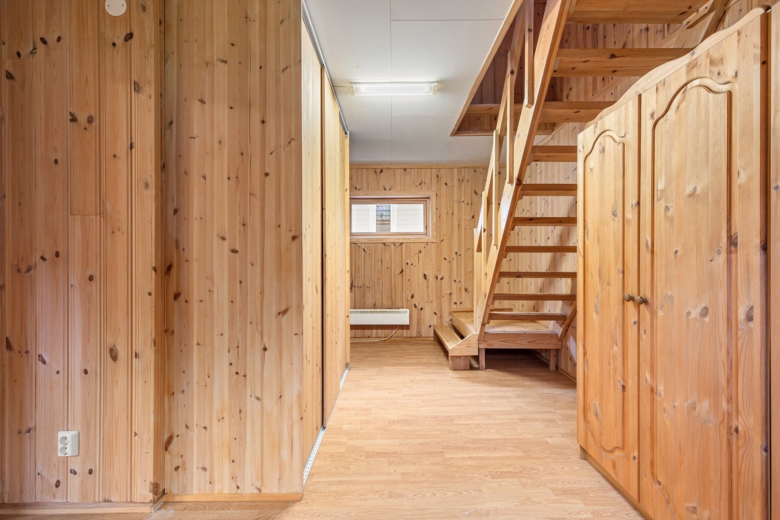 Her finn ein godt med oppbevaringsplass i boder og på loft. Galleribilde