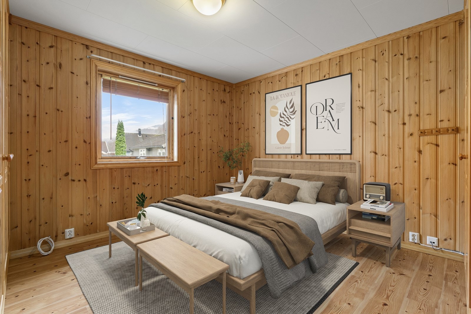 Romsleg soverom med plass til både seng og nattbord. Galleribilde