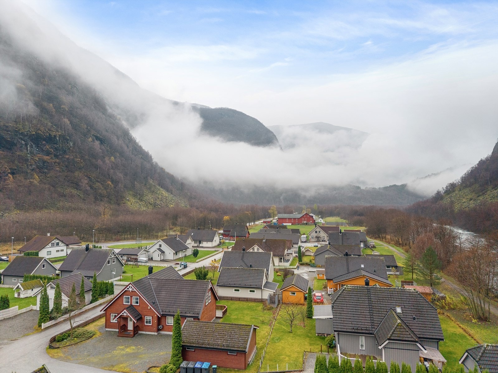 Ein heim som passar både familiar og par som ynskjer god plass og flotte uteareal. Galleribilde
