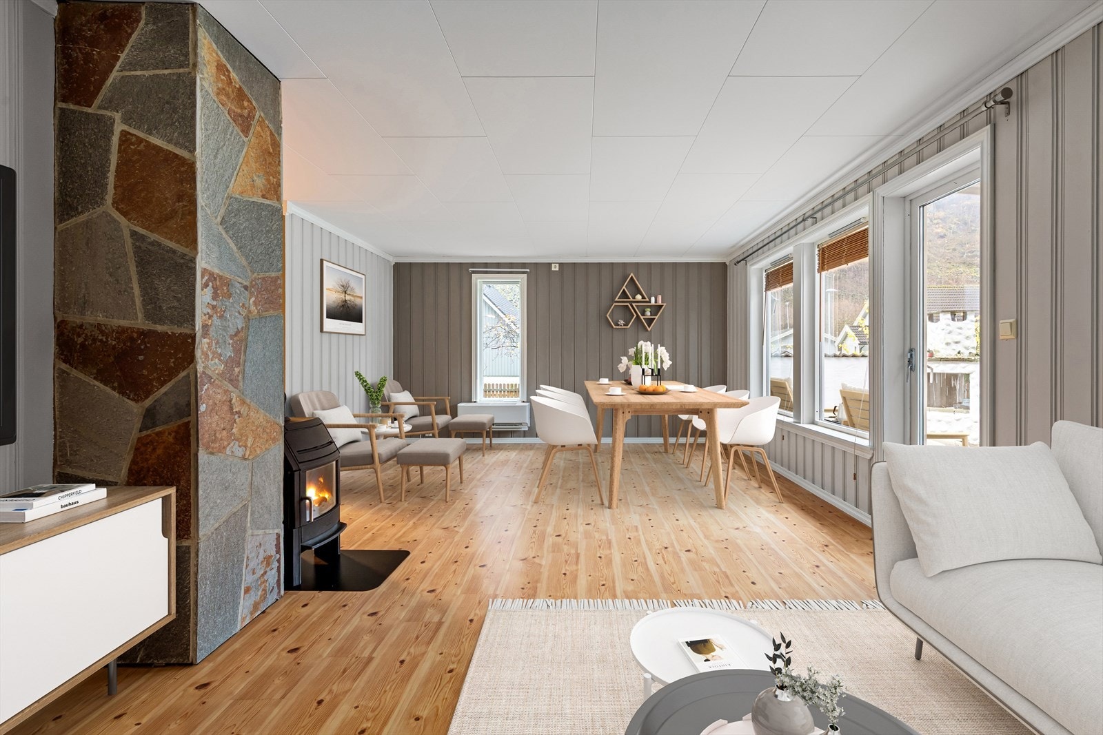 Rommet gir plass til både sittegruppe og spisegruppe. Galleribilde