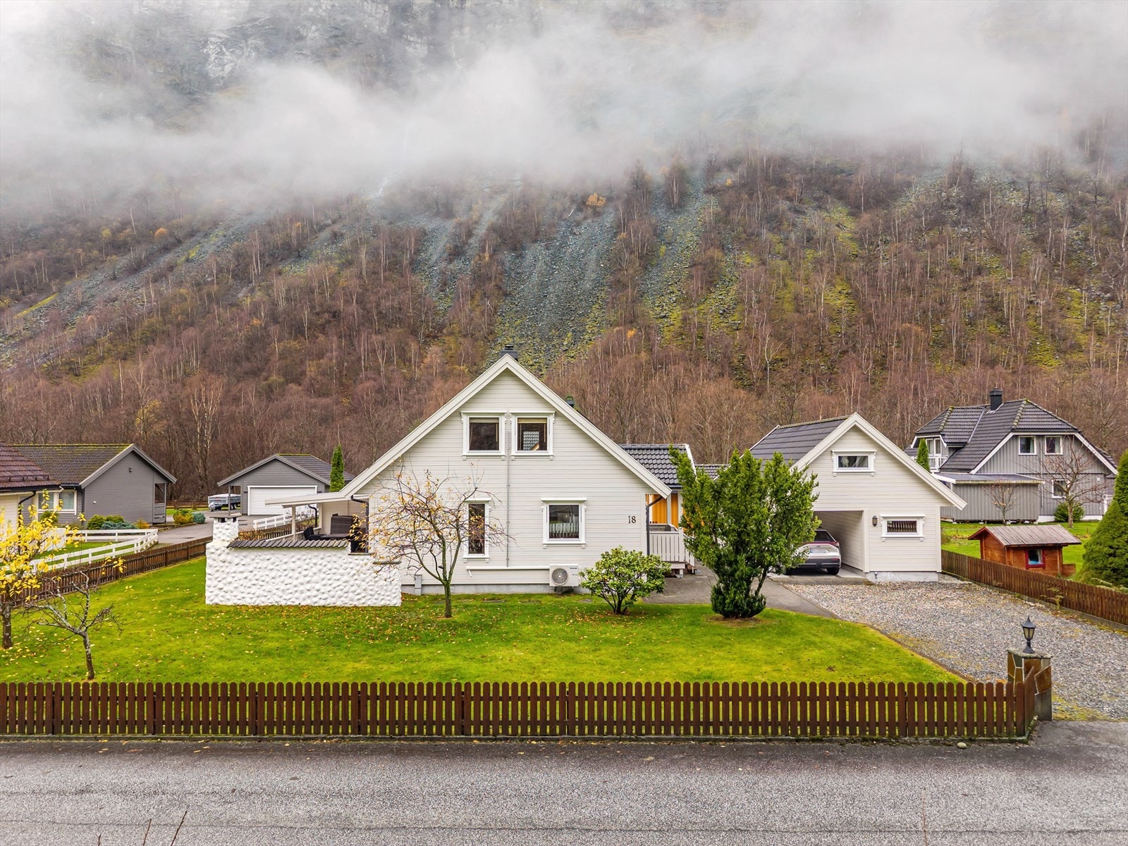 Stor og solrik tomt, carport/garasje og god planløysing. Her bur du i eit fredfullt nabolag med kort veg til natur, turstiar og servicetilbod i Øvre Årdal. Galleribilde