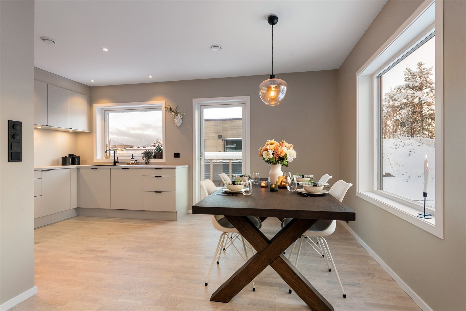 Fra kjøkkenet er det utgang til stor balkong med god plass til ønsket møblering. Galleribilde