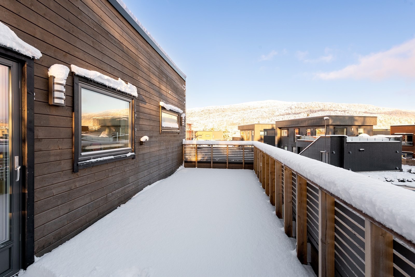 Stor balkong med tilkomst fra kjøkkenet. Galleribilde