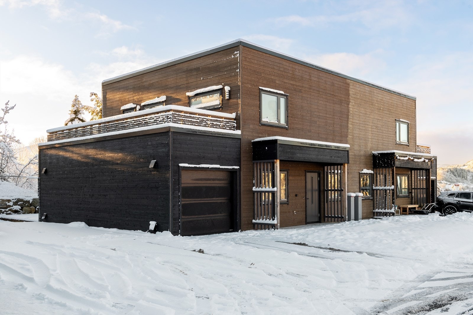 Parkering i garasje med lader. Galleribilde