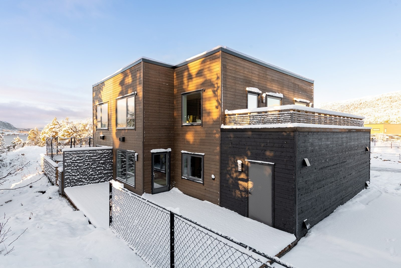 Boligen har en fin beliggenhet og grenser mot friarealer. Galleribilde