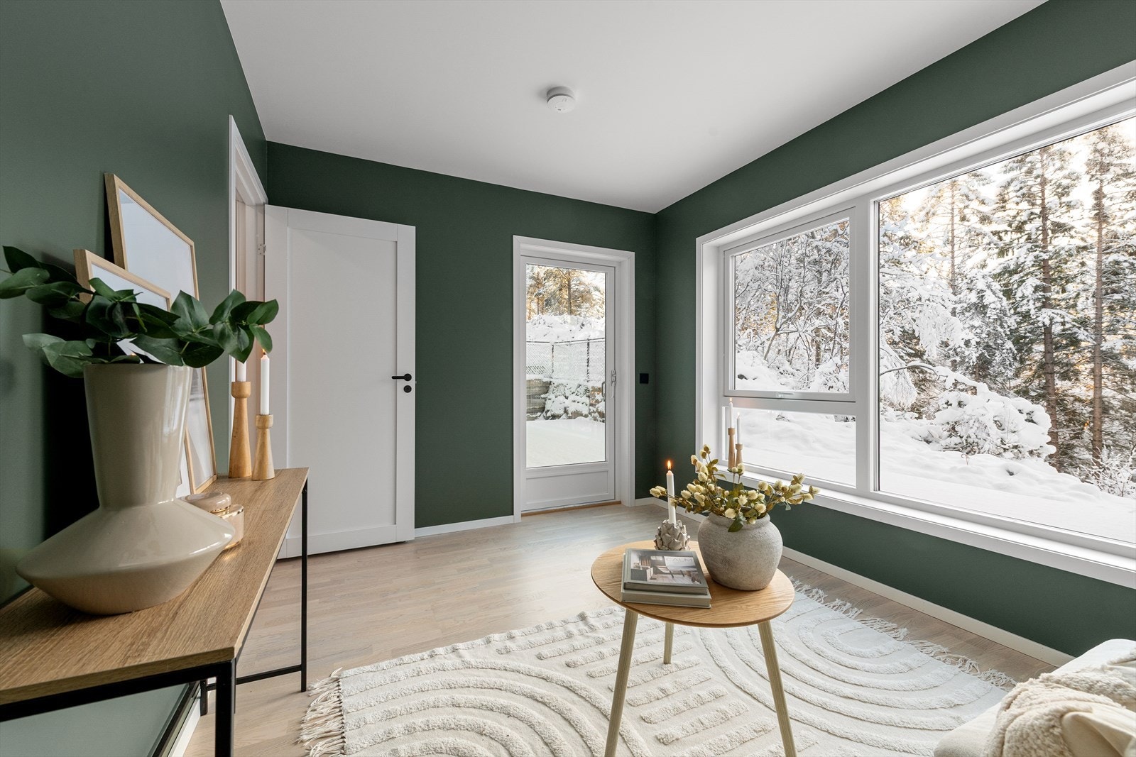 Tv-stue med utgang til skjermet terrasse. Galleribilde