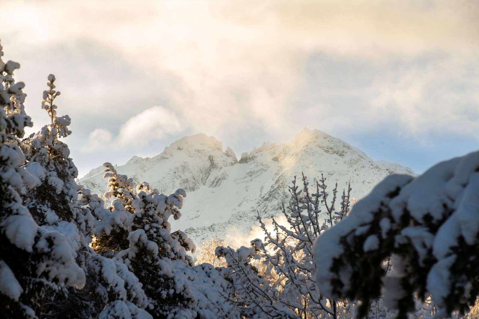 Fra stuen og kjøkkenet kan man nyte utsikten mot de majestetiske fjelltoppene! Galleribilde