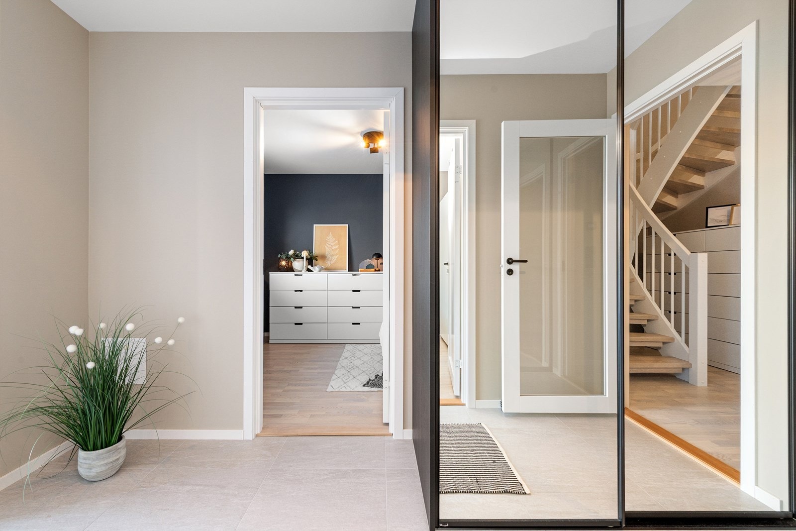 Boligens 1. etasje inneholder tre romslige soverom, tv-stue, lekkert bad og separat vaskerom. Galleribilde